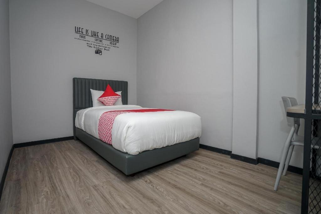 Oyo 568 Rajawali Homestay Palembang Exterior photo
