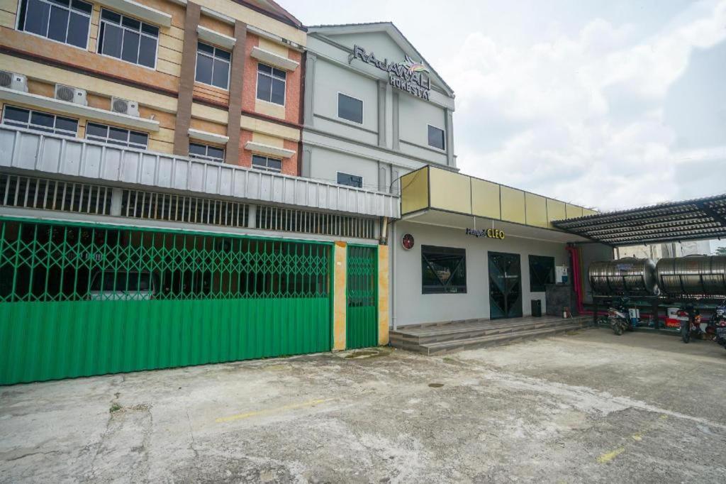 Oyo 568 Rajawali Homestay Palembang Exterior photo