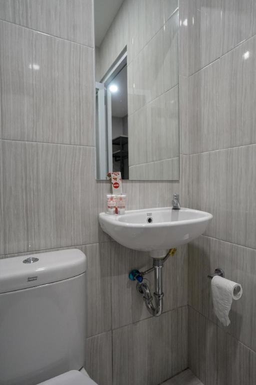 Oyo 568 Rajawali Homestay Palembang Exterior photo