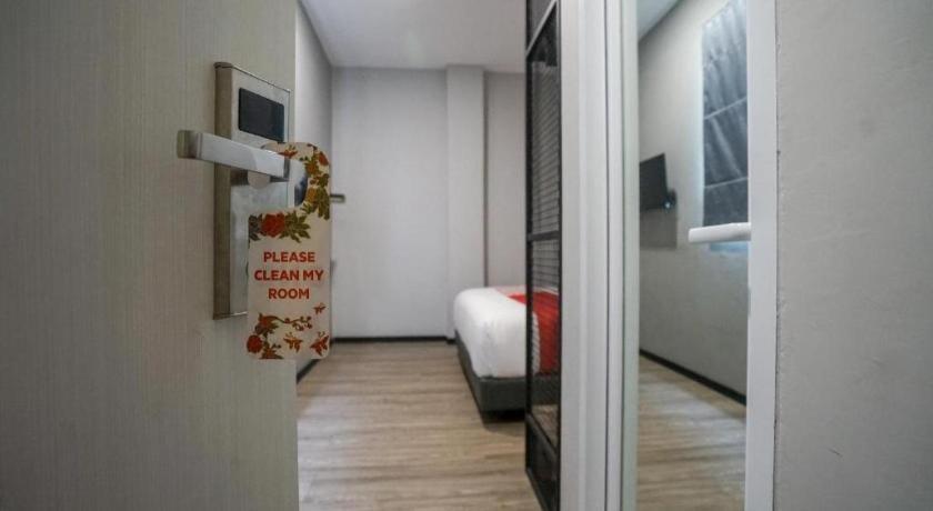 Oyo 568 Rajawali Homestay Palembang Exterior photo